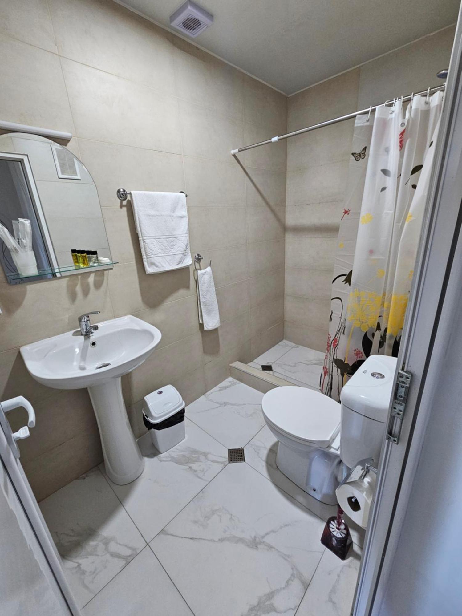 Hilltop Guest House Кутаиси Екстериор снимка